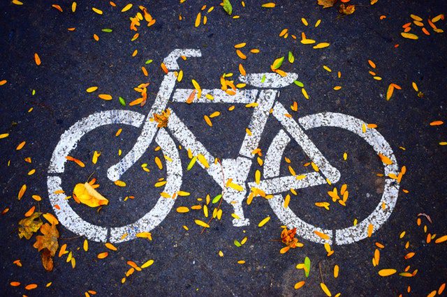 ¿Por dónde debe circular una bicicleta cuando no hay carril bici?